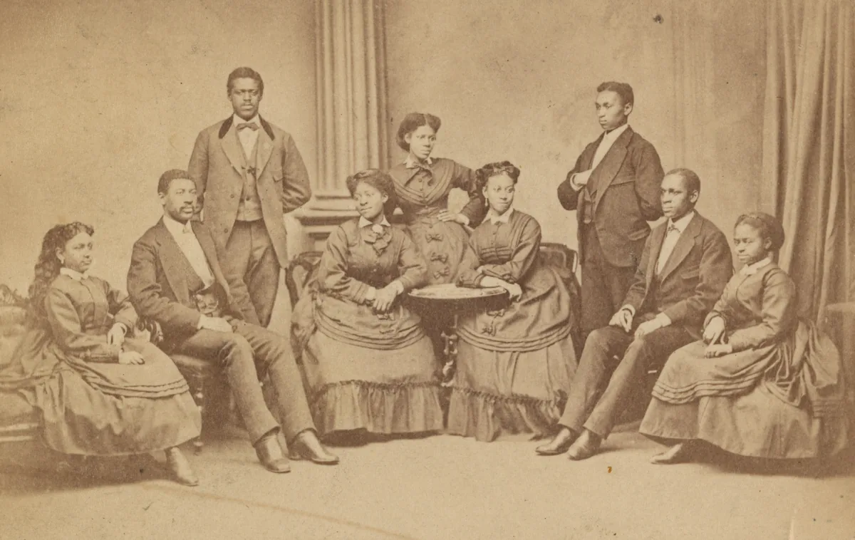 Skupinový portrét Fisk Jubilee Singers z devatenáctého století ve formálním oděvu, nalepený na kartě carte de visite
