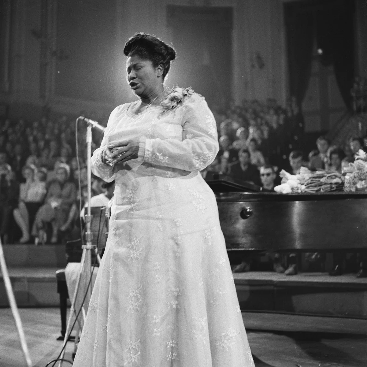 Mahalia Jackson zpívá na koncertě v Concertgebouw v Amsterdamu v roce 1961