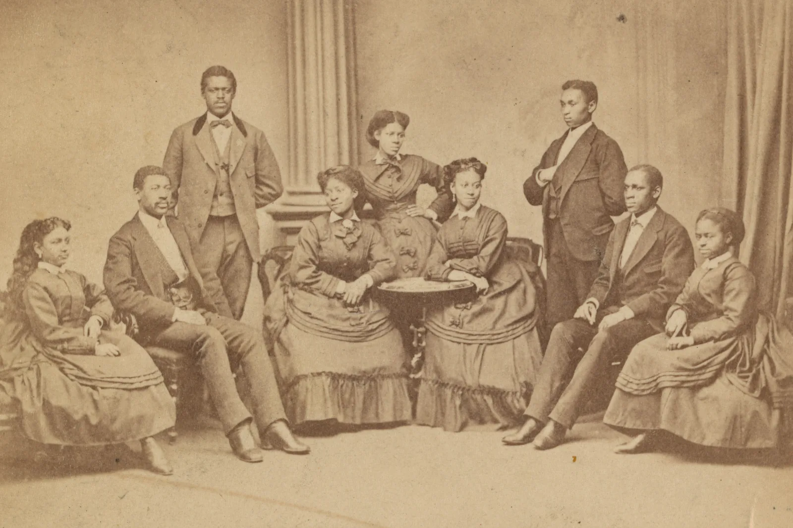 Un ritratto di gruppo ottocentesco dei Fisk Jubilee Singers, in abito formale, su una carte de visite